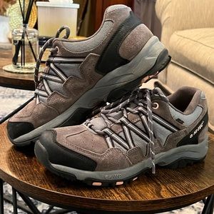 Like New Hi-Tec hiking shoes size 7.5